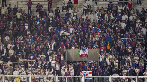 Hinchas de Fortaleza, el último club brasileño que visitó el Monumental, en la Centenario Alta en 2022. (Foto: Getty).