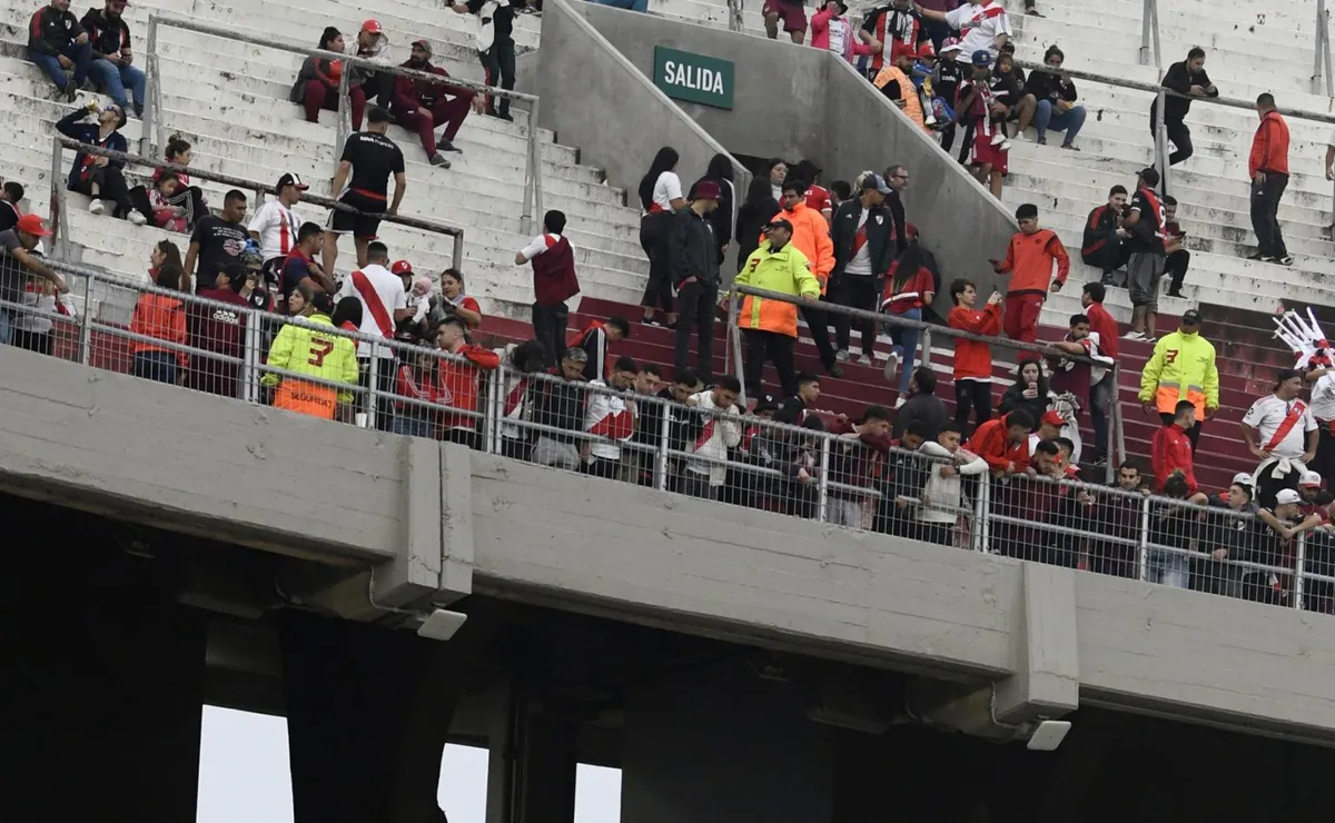 Los hinchas millonarios deberán no podrán subirse a barandas y parapetos.