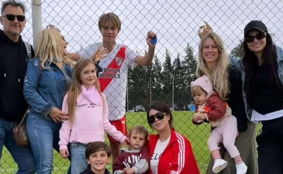 El festejo de Valentino López junto a su familia, que lo fue a alentar al predio de Racing.