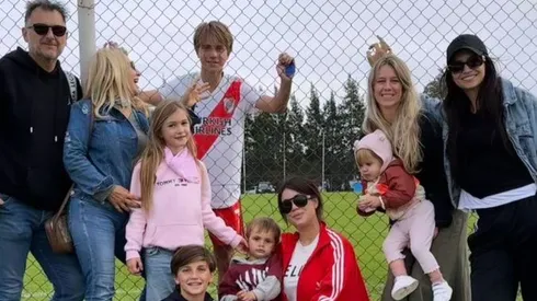 El festejo de Valentino López junto a su familia, que lo fue a alentar al predio de Racing.