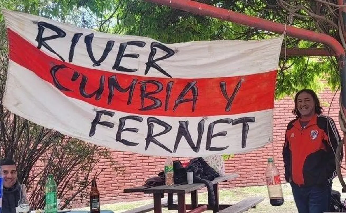 La foto de Pablo Serrano en los quinchos externos del club.