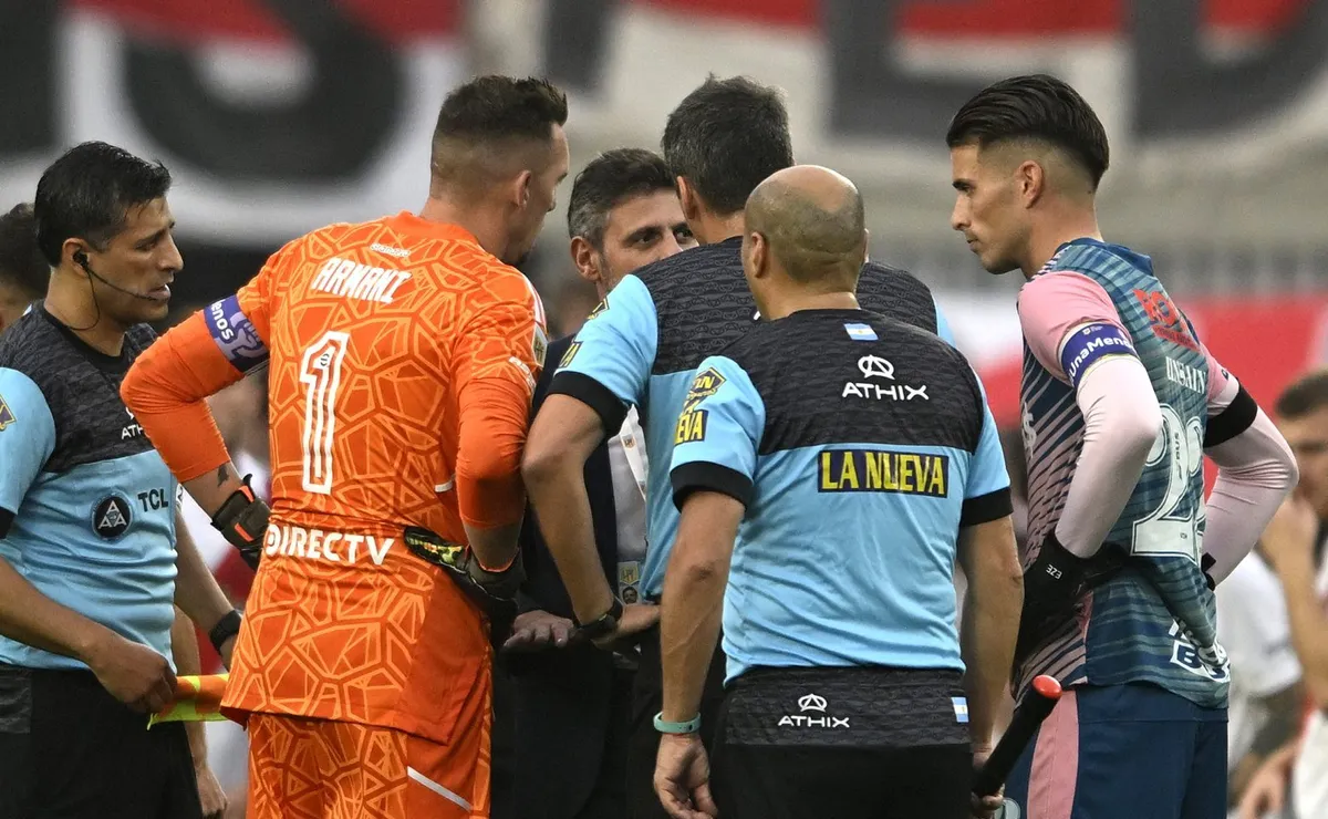 Rapallini habla con Armani y Unsain para comunicarles la suspensión del partido. (Foto: Getty).