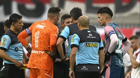 Rapallini habla con Armani y Unsain para comunicarles la suspensión del partido. (Foto: Getty).