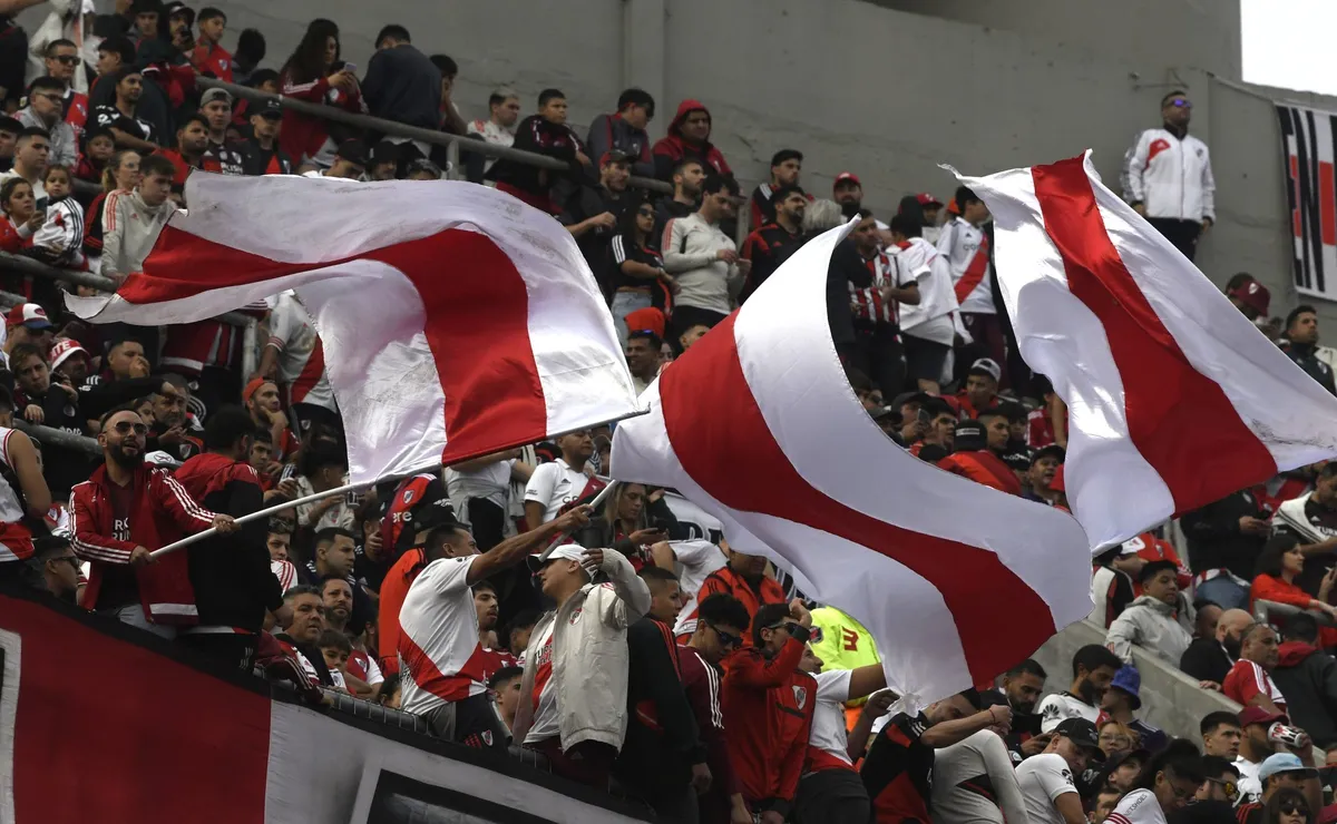El Millonario trabaja en la vuelta de las banderas en las tribunas del Monumental.