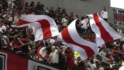 El Millonario trabaja en la vuelta de las banderas en las tribunas del Monumental.
