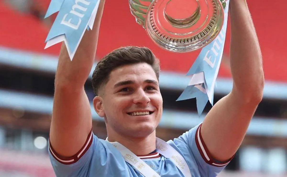 Julián alza en alto la FA Cup.