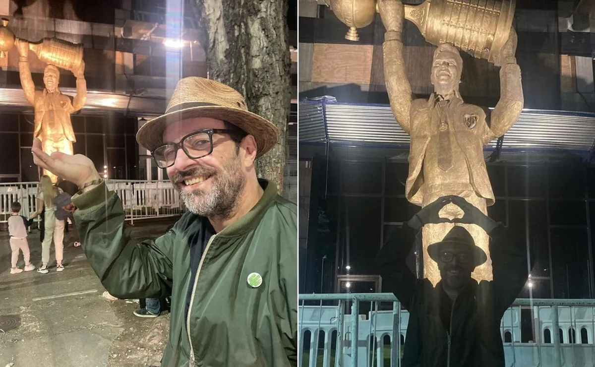El reconocido cantante no quiso perder la oportunidad de conocer la estatua del Muñeco.
