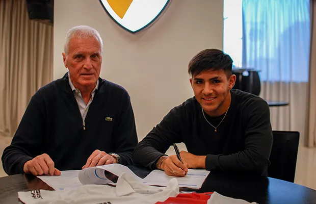 Joaquín Flores en la firma de su contrato con River.