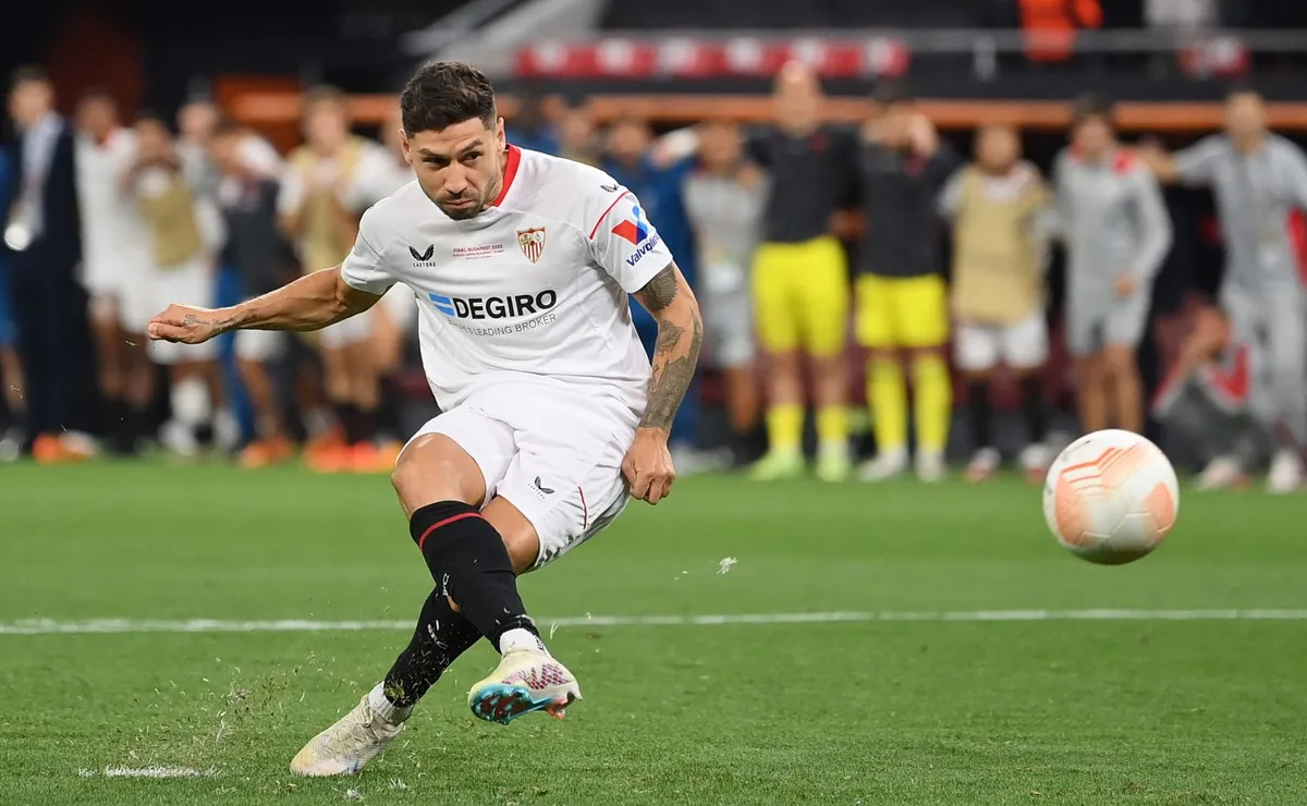 Montiel viene de salir campeón de la Europa League con Sevilla y se mudará a Inglaterra.