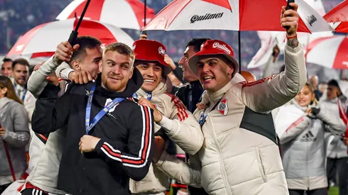 Beltrán, Solari y Pirez celebran la Liga Profesional.
