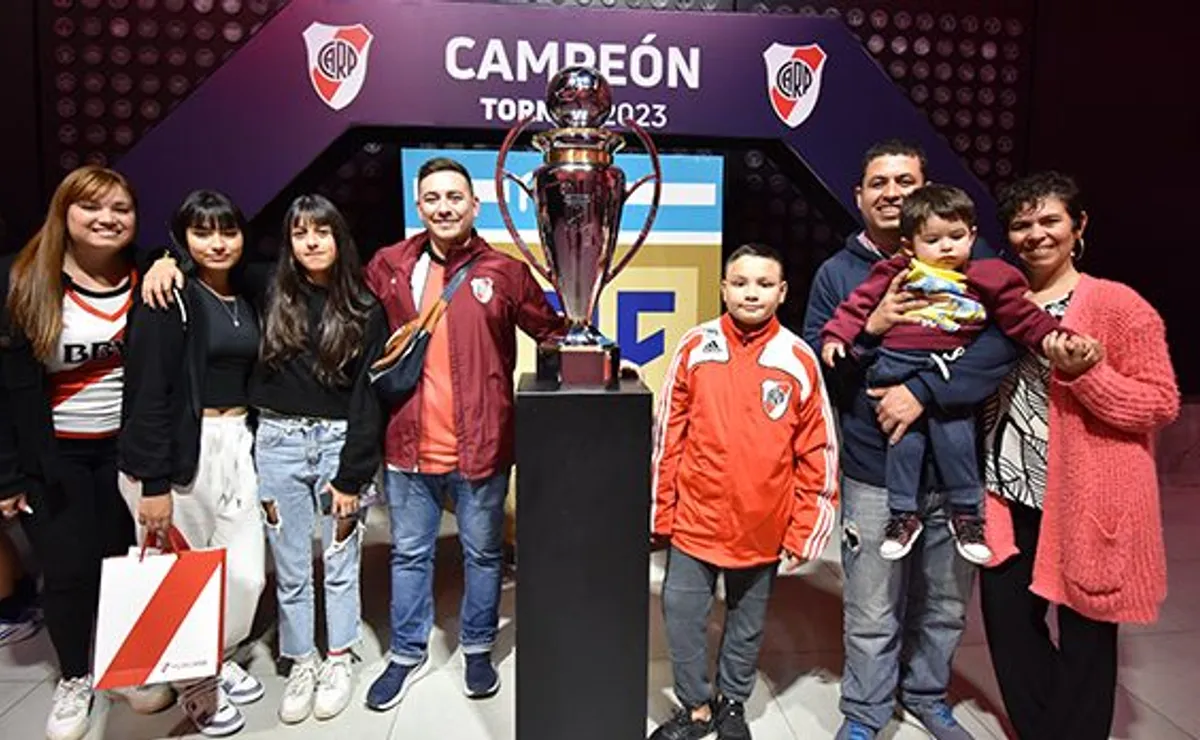 Los hinchas junto al trofeo en el Museo River.