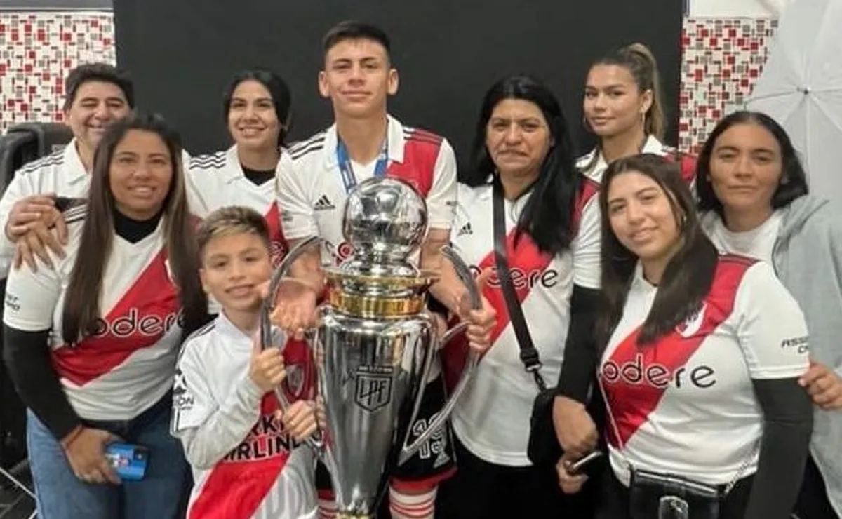 El Diablito celebró su primer título junto al plantel profesional.