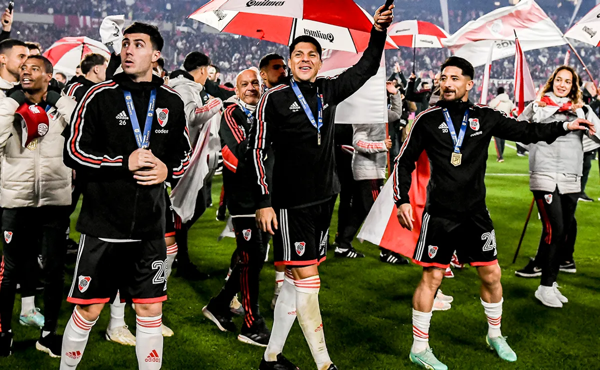 Enzo Pérez celebra otro título en River.