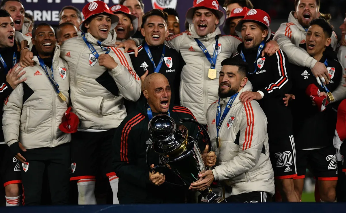 Diego Riberi y Elías con la copa.
