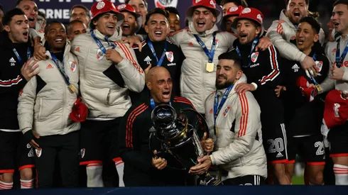 Diego Riberi y Elías con la copa.