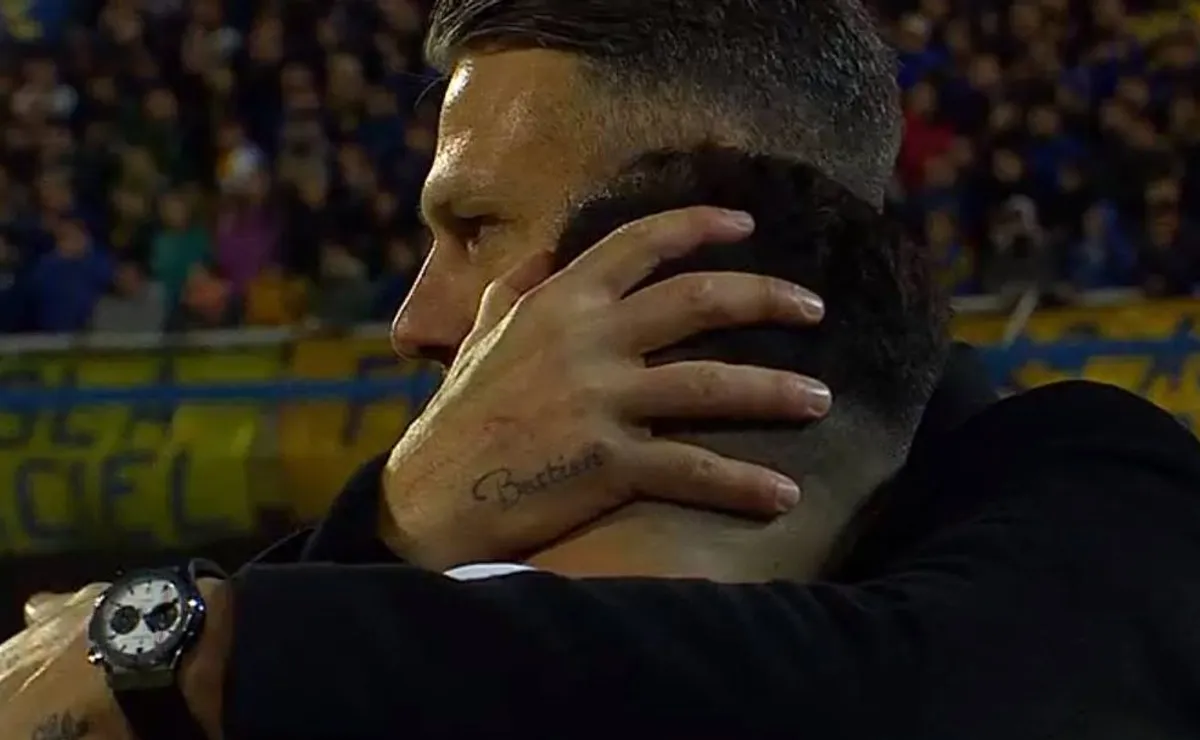 El hermoso gesto de Demichelis con Elías Gómez.