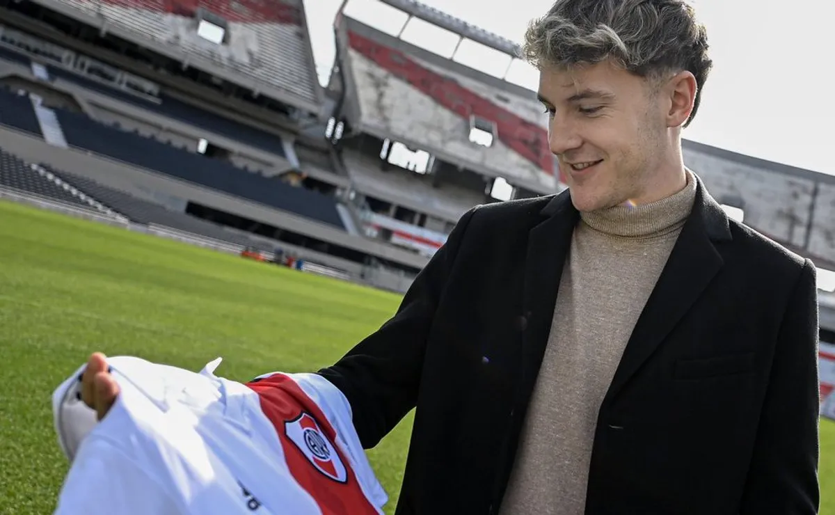 El flamante refuerzo del Más Grande pisó el césped del Monumental y saludó a los hinchas de River.