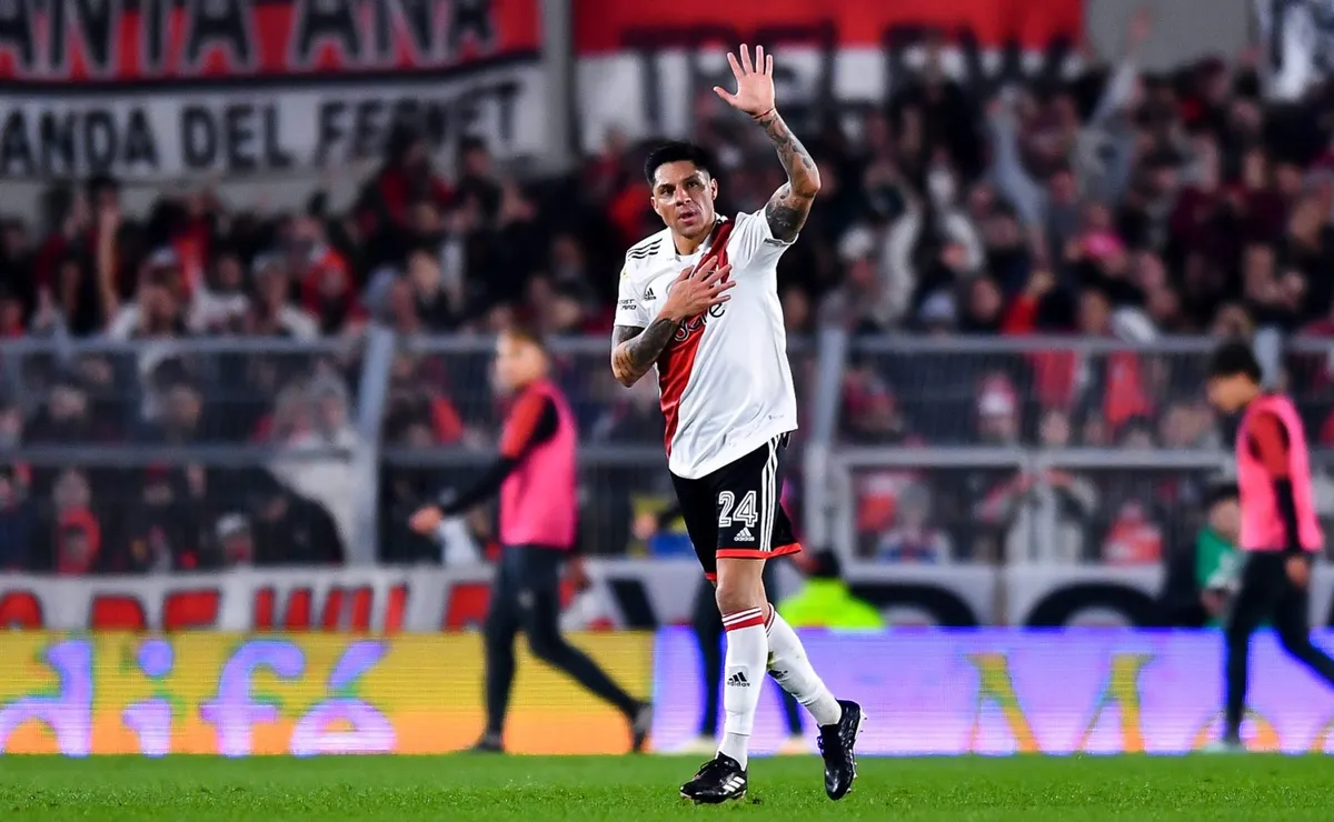 Enzo Pérez recibe el amor de todos los hinchas.
