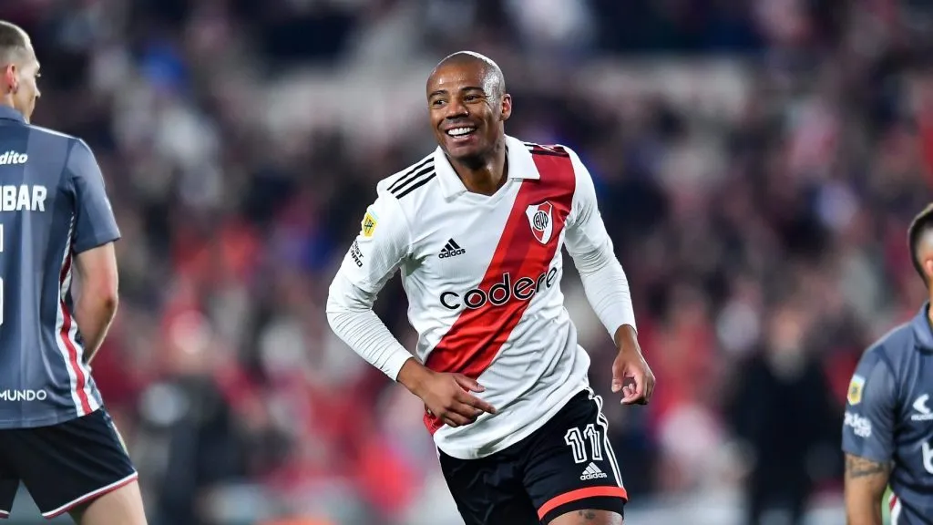 De La Cruz festejando un gol en River (Prensa River).