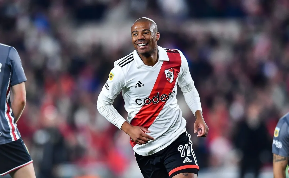 De La Cruz festejando un gol en el Monumental