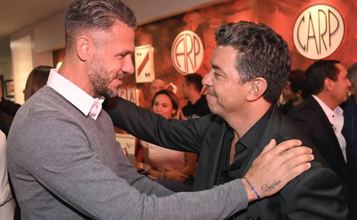 El encuentro entre Micho y el Muñeco que se dio en el Museo, el día de la inauguración de la estatua del ex DT.