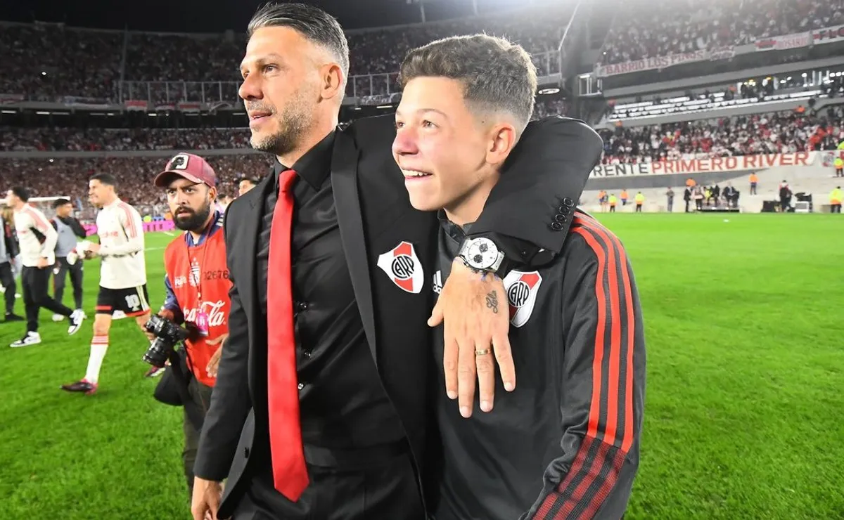 Demichelis junto a Bastián, alcanzapelotas y jugador de la Novena de River.
