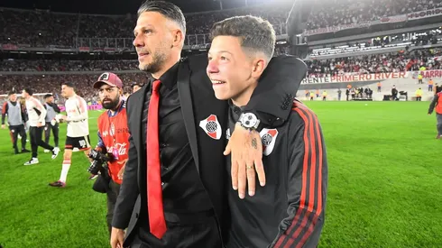 Demichelis junto a Bastián, alcanzapelotas y jugador de la Novena de River.