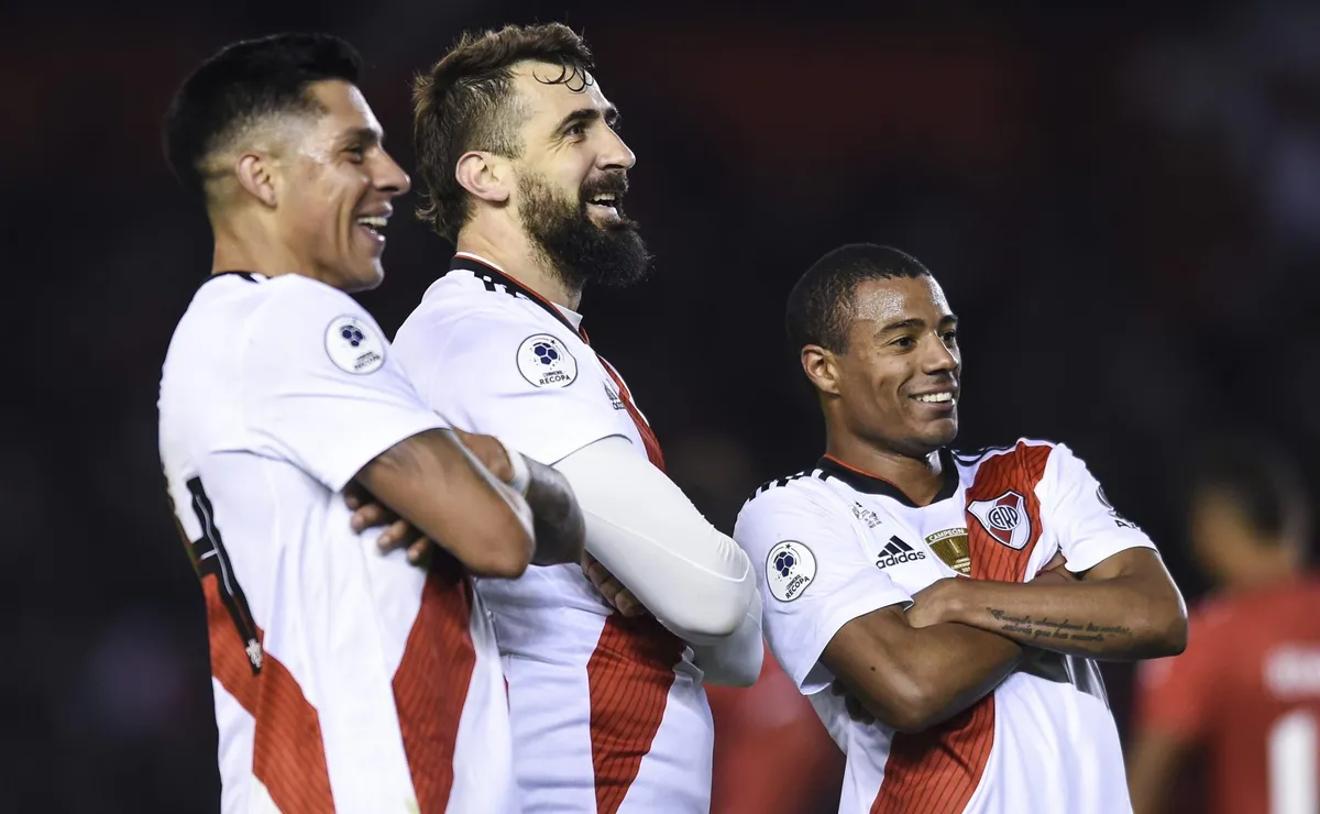 Enzo Pérez, pratto y De La Cruz.