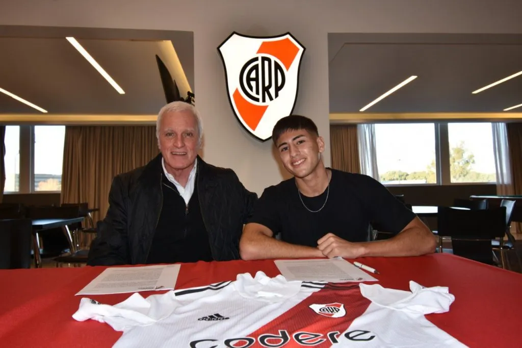 Agustín Wierna firmó junto al directivo Eduardo Barrionuevo.