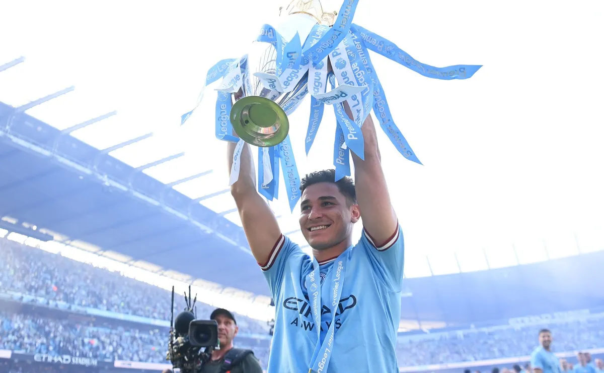 MANCHESTER, ENGLAD - MAY 21: Julian Alvarez of Manchester City celebrates with the Premier League trophy following the Premier League match between Manchester City and Chelsea FC at Etihad Stadium on May 21, 2023 in Manchester, England. (Photo by Michael Regan/Getty Images)