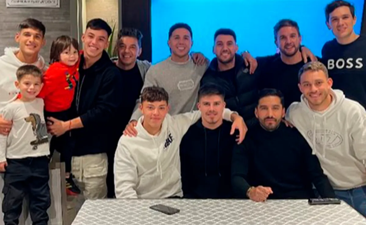 El Muñeco junto a sus hijos, Enzo Fernández y el Chino Martínez Quarta.