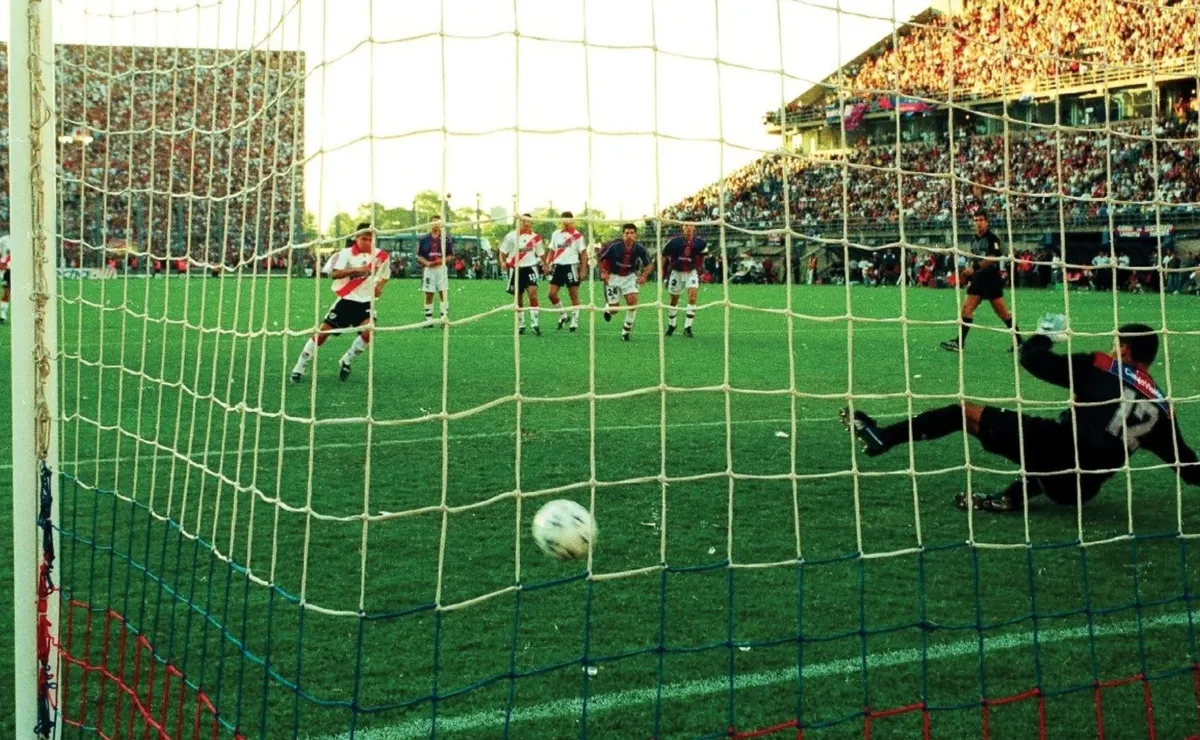 Saviola anotó de penal ante San Lorenzo.