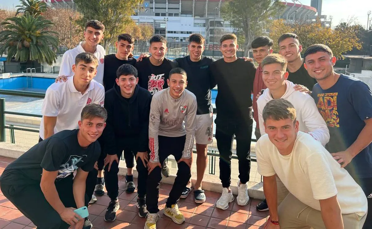 La foto de Julián con parte de los juveniles de la pensión millonaria.