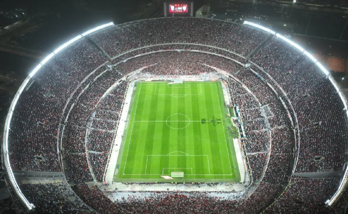 El Monumental, otra vez a tope para acompañar al puntero del torneo.
