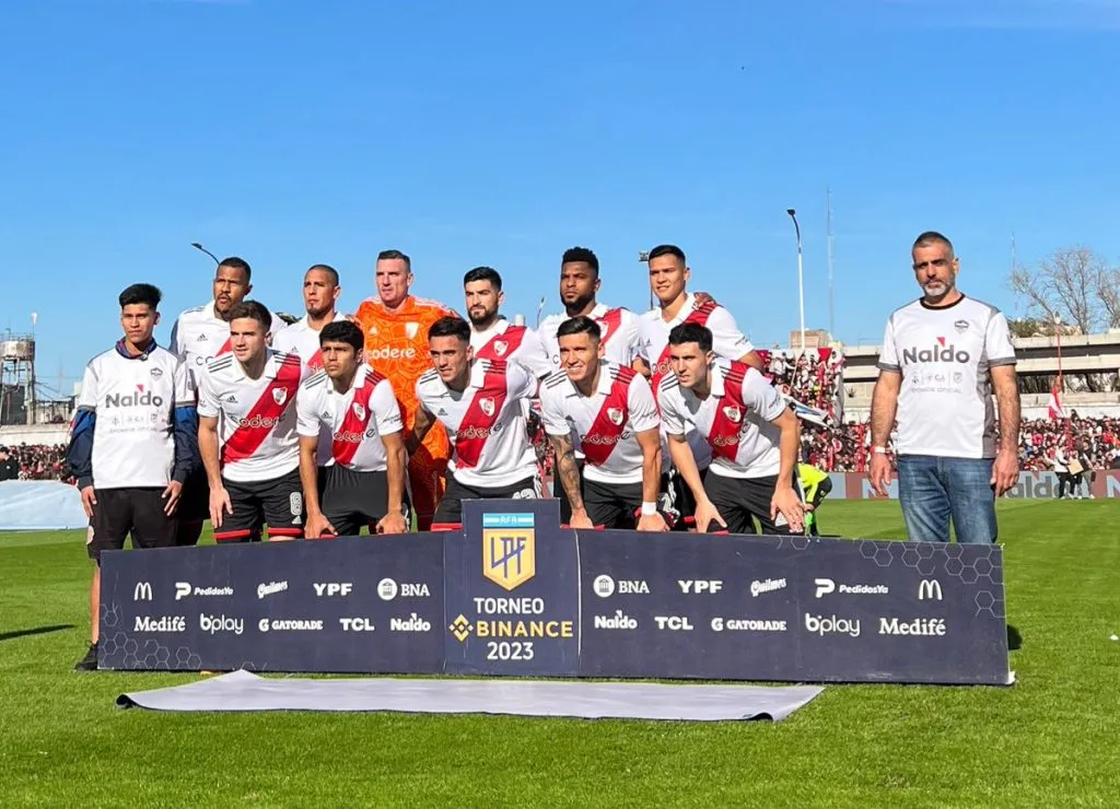 La última formación de River en cancha de Barracas, con mayoría de suplentes.