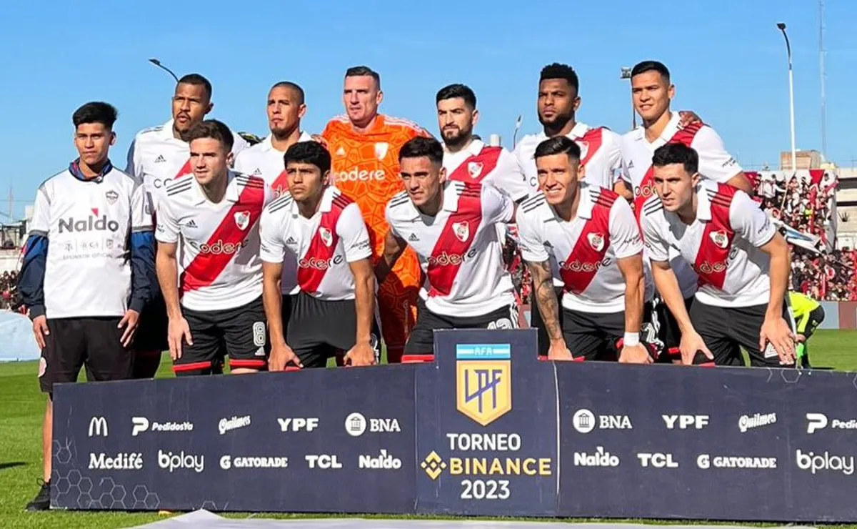 La última formación de River en cancha de Barracas, con mayoría de suplentes.