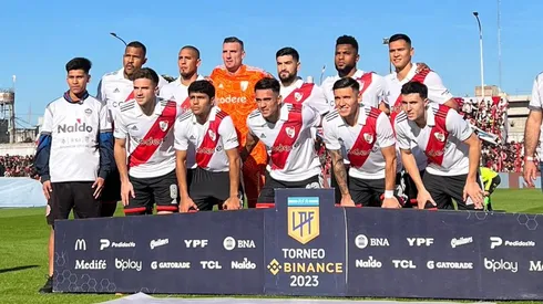 La última formación de River en cancha de Barracas, con mayoría de suplentes.