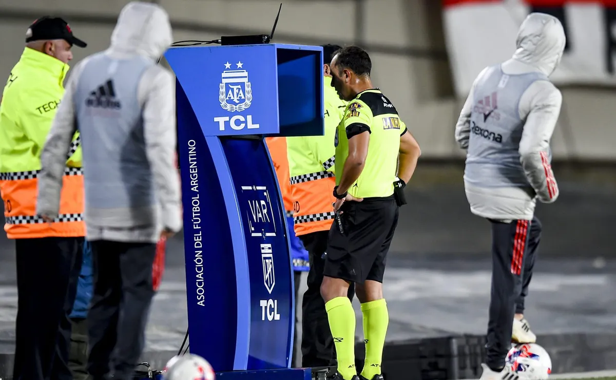 El VAR se utiliza en el fútbol argentino, pero no pudo terminar con las polémicas.