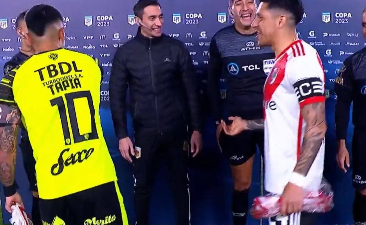 Falcón Pérez junto a Enzo Pérez en un partido de River.