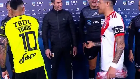 Falcón Pérez junto a Enzo Pérez en un partido de River.