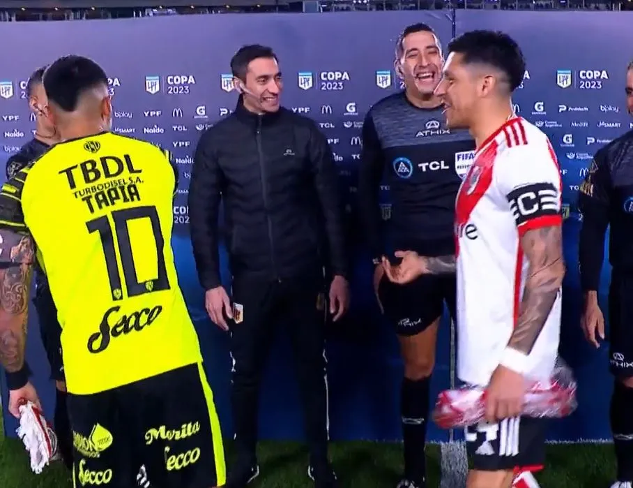Falcón Pérez junto a Enzo Pérez en un partido de River.