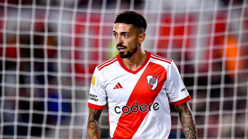 Lanzini con el nuevo modelo de River. Foto: Getty.