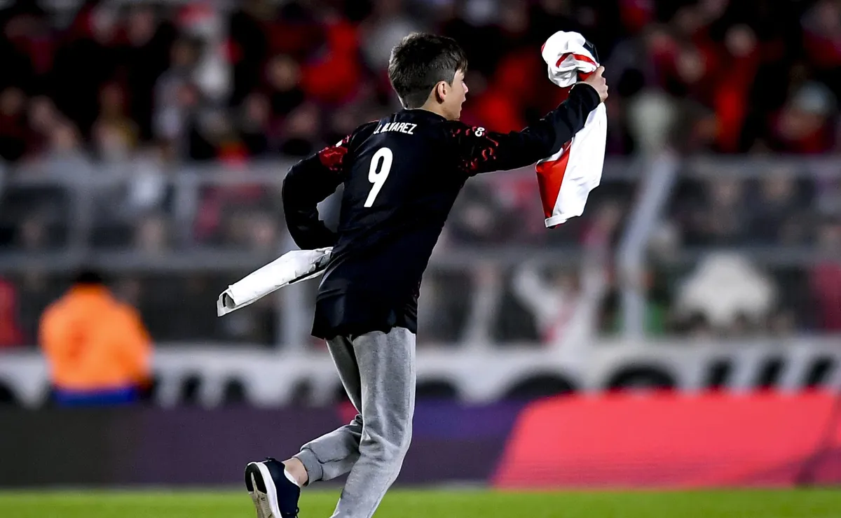 El hincha que se llevó la camiseta de Enzo Pérez.