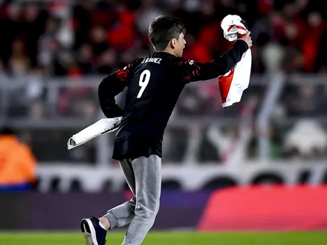 Un pibe se metió en la cancha y se llevó la camiseta de Enzo Pérez