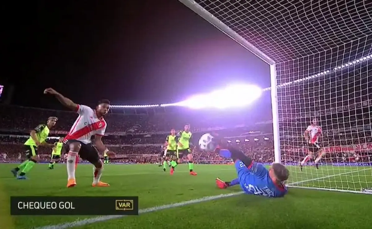 La revisión del VAR luego del cabezazo de Enzo Díaz: ¿fue gol o no?