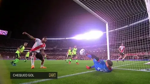 La revisión del VAR luego del cabezazo de Enzo Díaz: ¿fue gol o no?