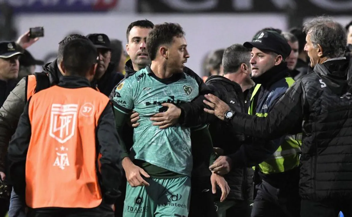Nahuel Gallardo se fue expulsado luego de ser agredido por Pipa Benedetto.