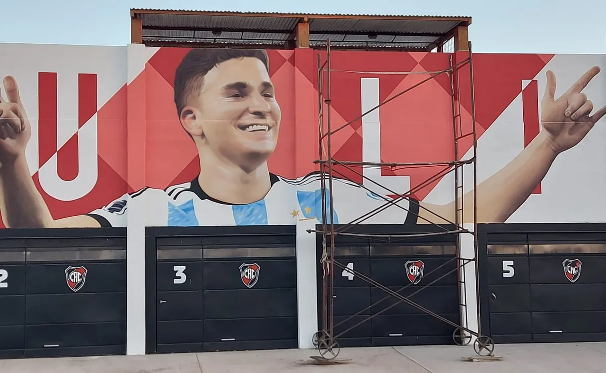 El imponente mural que le hicieron a Julián Álvarez en Calchín