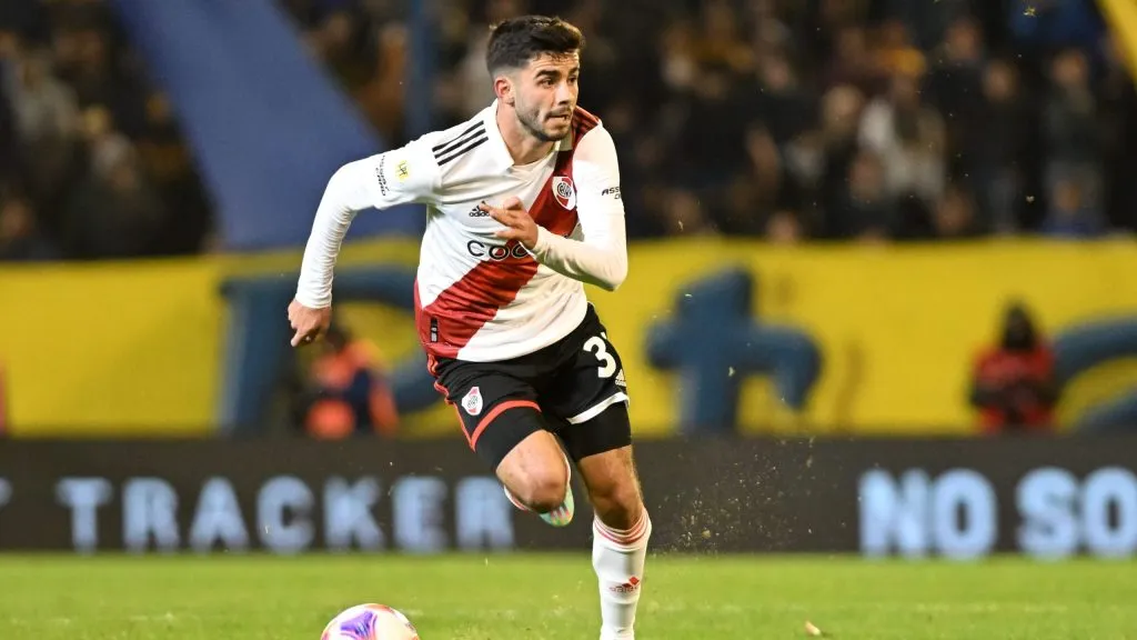 Santiago Simón iría de lateral derecho esta noche.