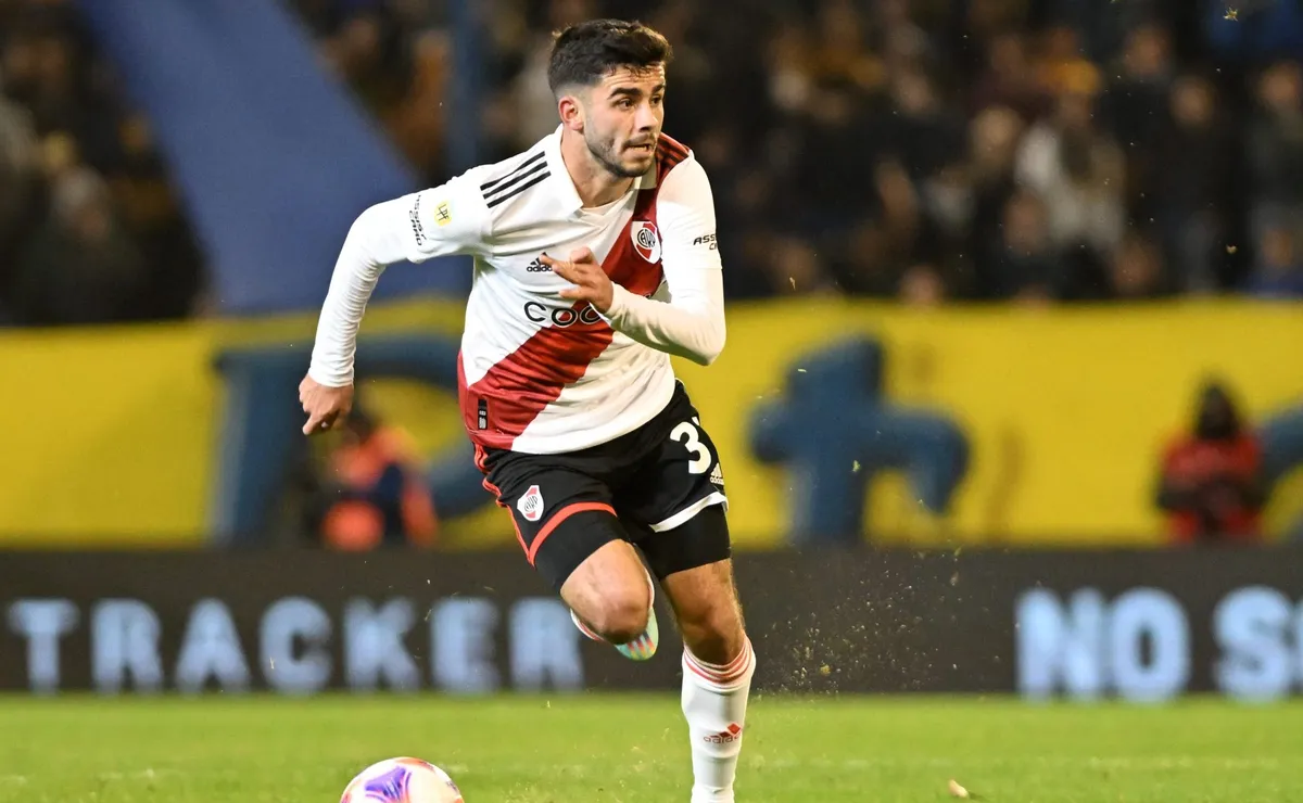 Santiago Simón iría de lateral derecho esta noche.